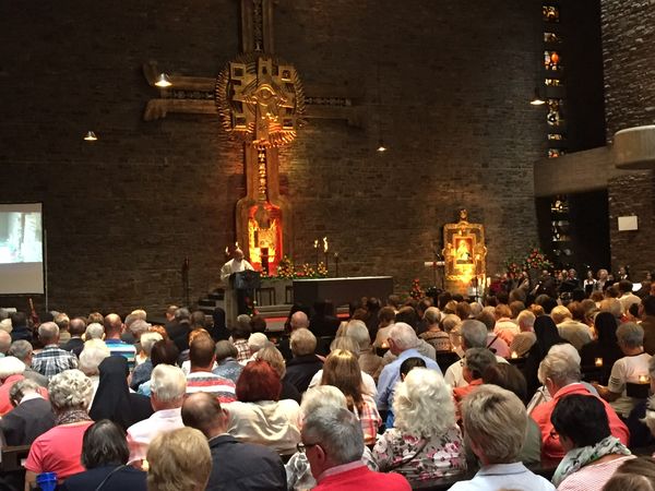 Beim Gottesdienst in der Anbetungskirche